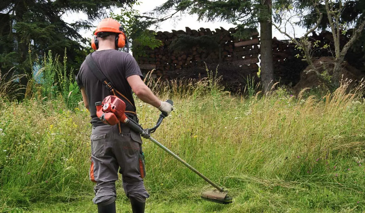 Débroussaillage par un jardinier